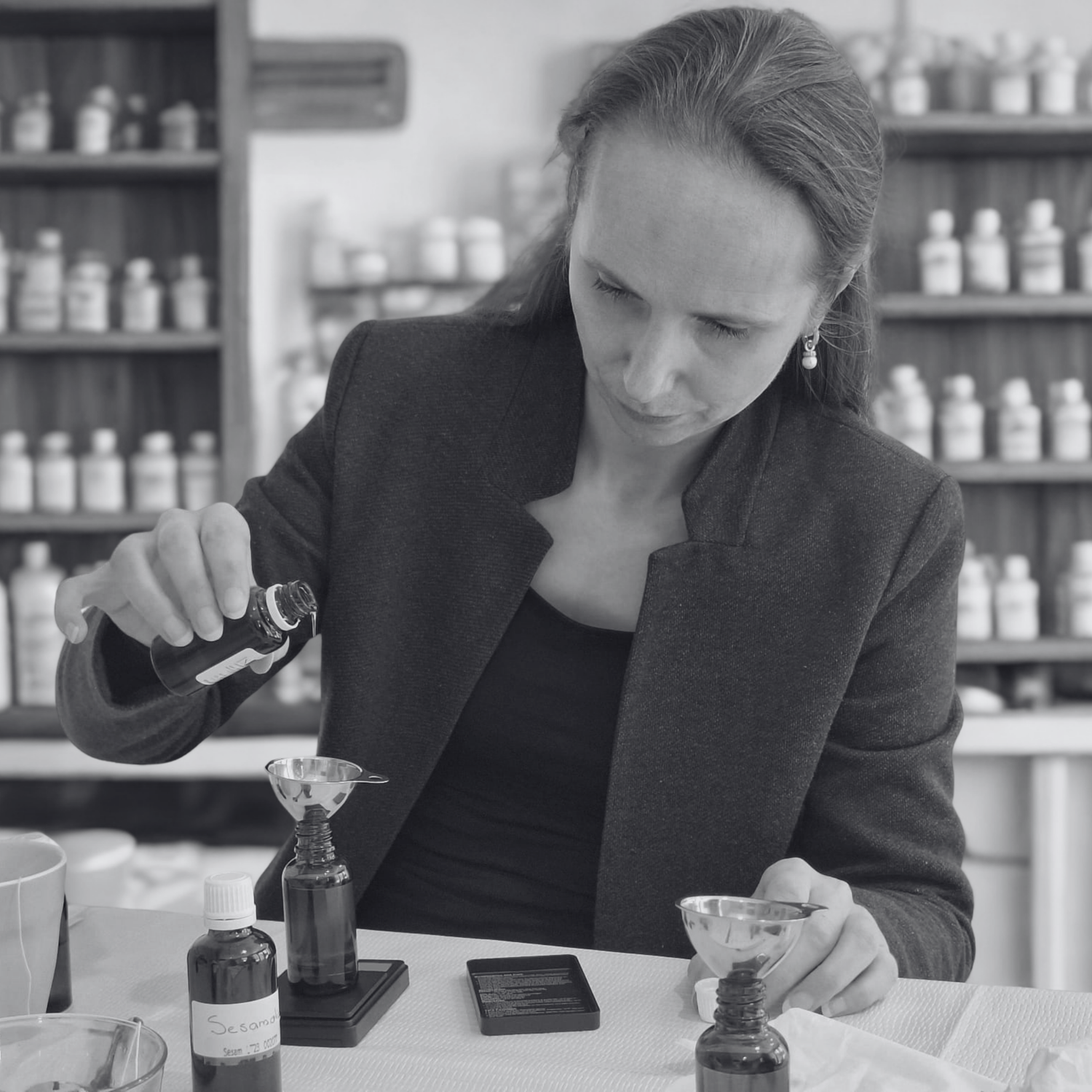 Deelnemer maakt persoonlijke huidolie tijdens workshop | Living Skin