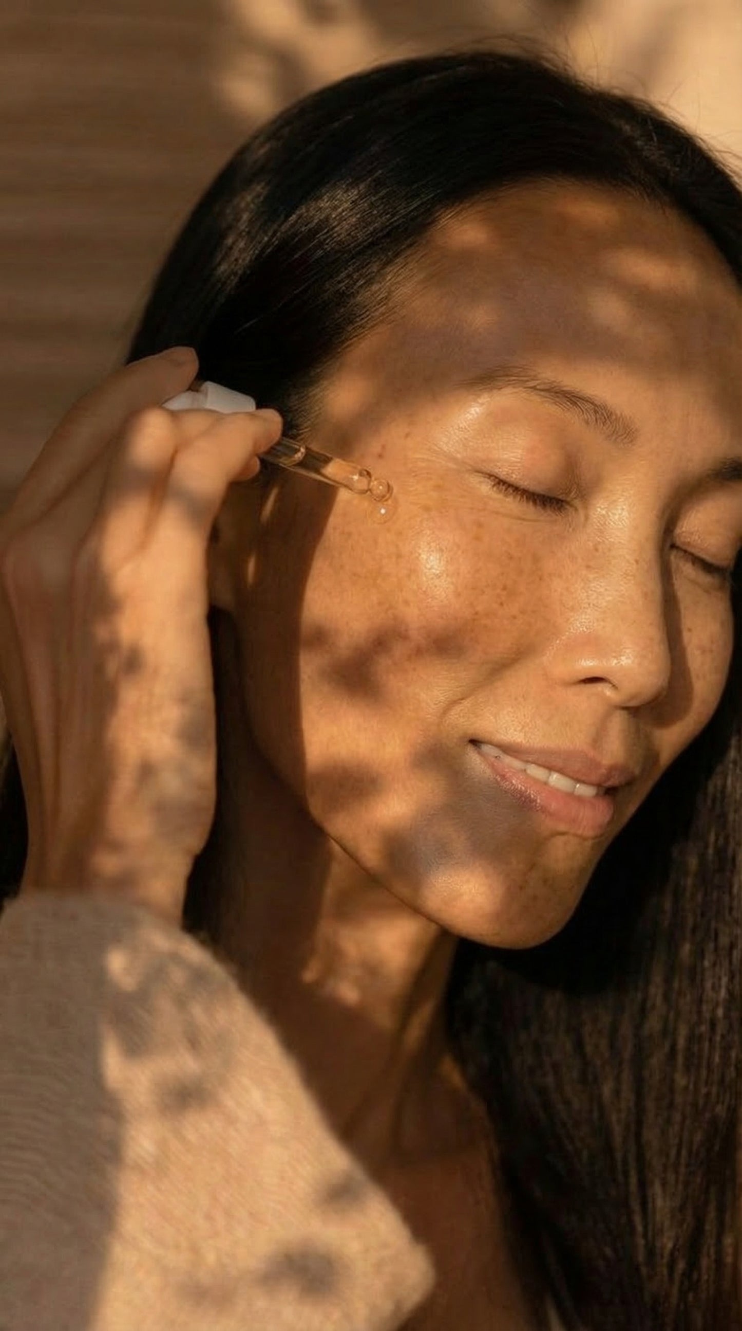 Vrouw brengt TIMELESS van Living Skin aan op haar huid