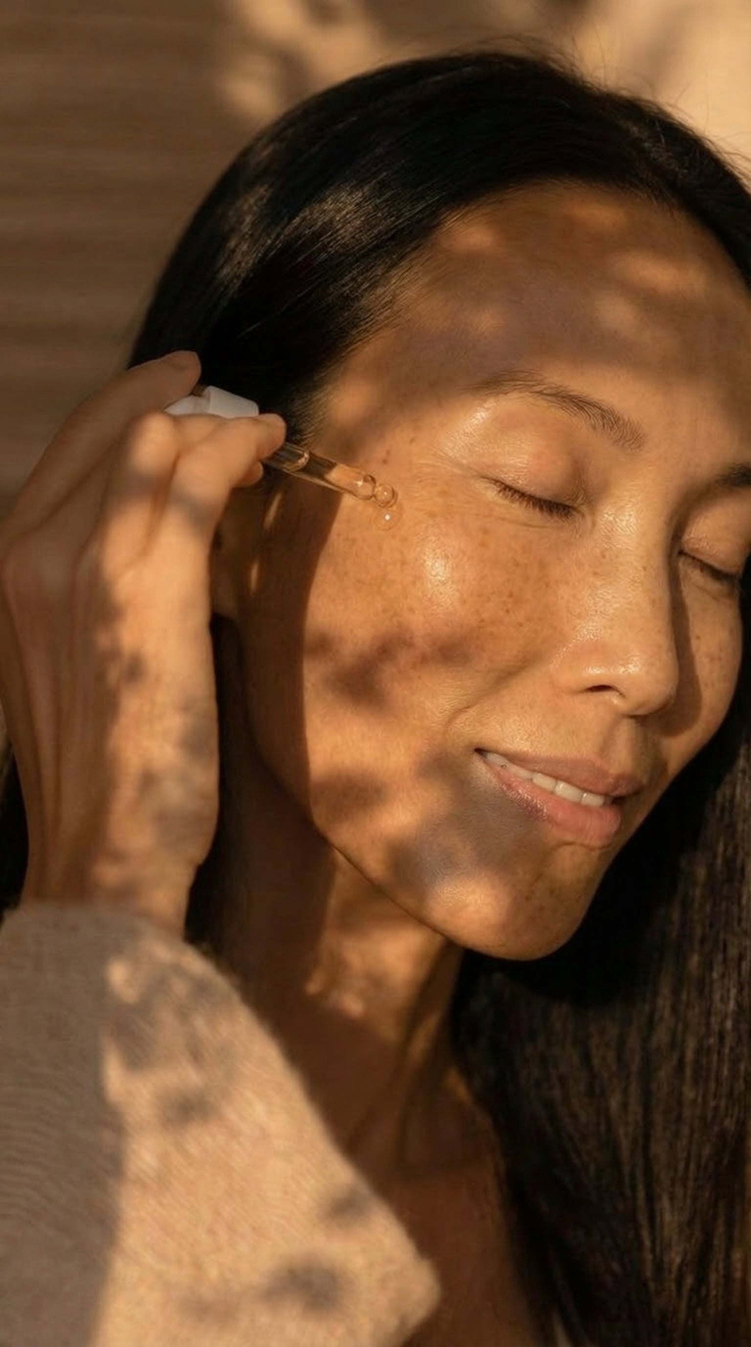 Vrouw brengt TIMELESS van Living Skin aan op haar huid