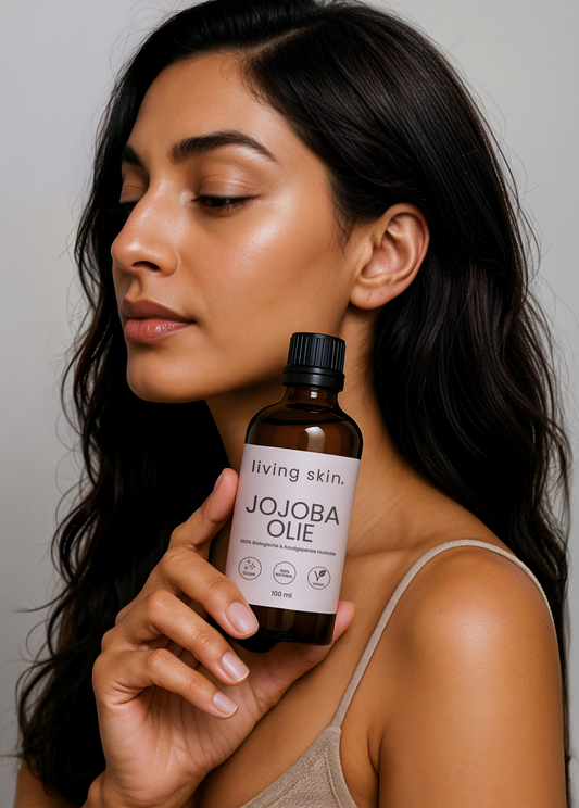 Vrouw brengt jojoba olie aan op haar gezicht | natuurlijke huidverzorging