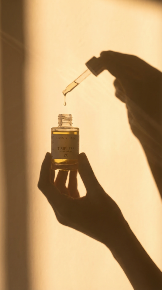 Een vrouwenhand houdt TIMELESS van Living Skin vast.